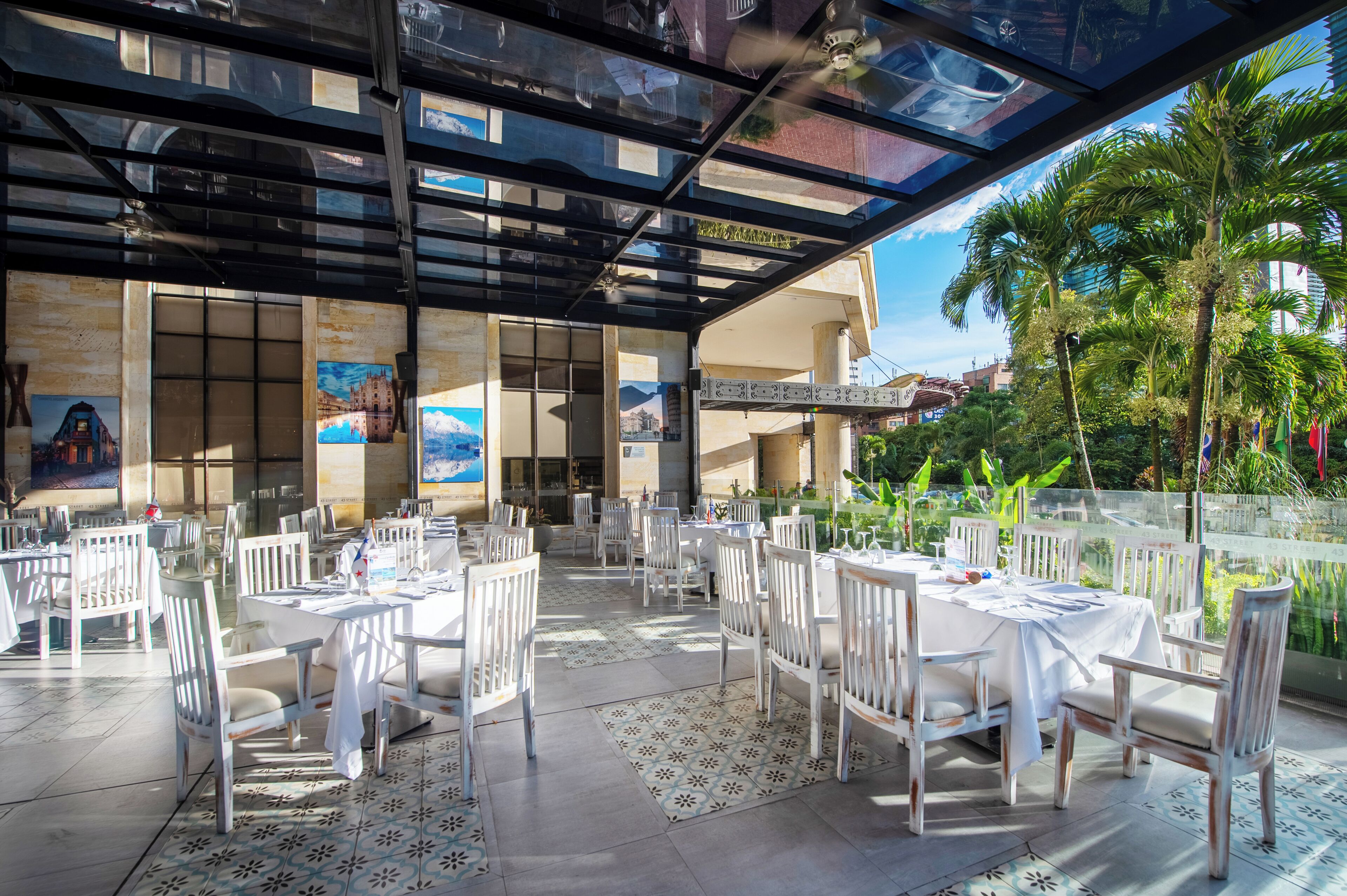 4 restaurants, breakfast served