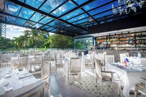 4 restaurants, breakfast served