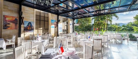 4 restaurants, breakfast served