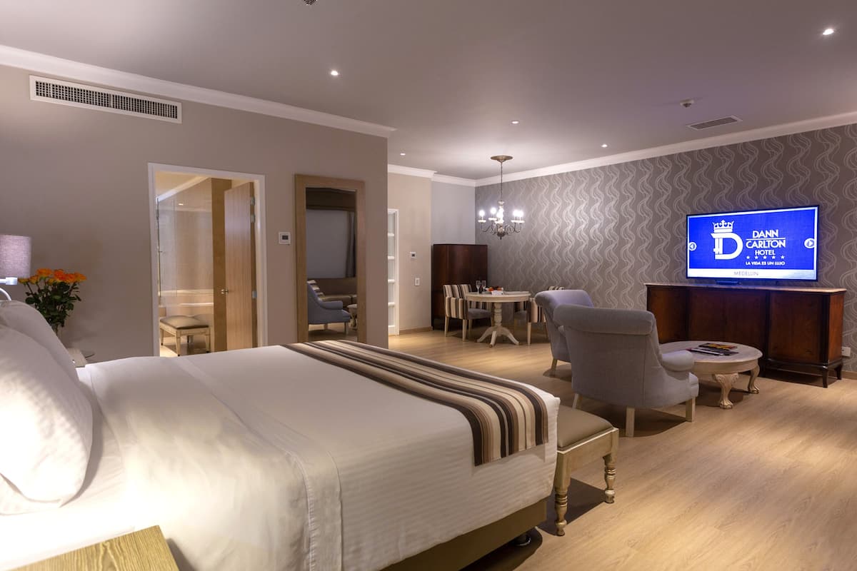 Suite presidencial, 2 habitaciones | Minibar, caja de seguridad en la habitación y escritorio