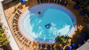 Udendørs pool, parasoller, liggestole