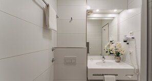 Standard-Einzelzimmer | Badezimmer | Dusche, kostenlose Toilettenartikel, Haartrockner, Handtücher