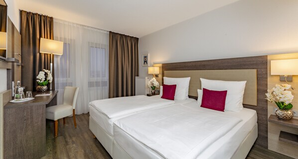 Standard Double Room | Desk, free cribs/infant beds, free WiFi, bed sheets - PLAZA INN Karlsruhe Nord (Karlsruhe)