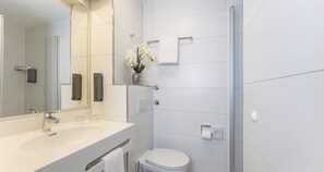 Triple Room | Bathroom | Shower, free toiletries, hair dryer, towels - PLAZA INN Karlsruhe Nord (Karlsruhe)