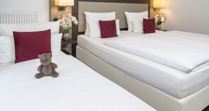 Driepersoonskamer | Een bureau, gratis babybedden, gratis wifi, beddengoed