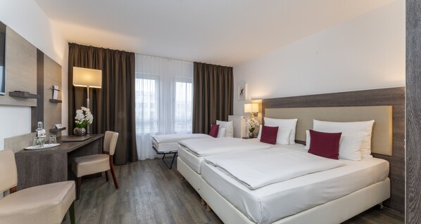 Triple Room | Desk, free cribs/infant beds, free WiFi, bed sheets - PLAZA INN Karlsruhe Nord (Karlsruhe)