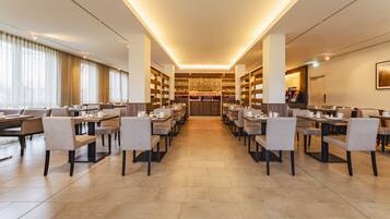 Tägliches Frühstücksbuffet (16 EUR pro Person)