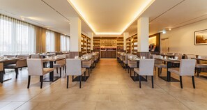 Desayuno buffet (EUR 15 por persona) 