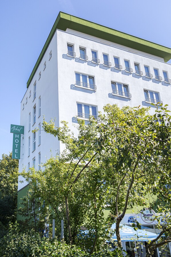 Vista frontal de la propiedad