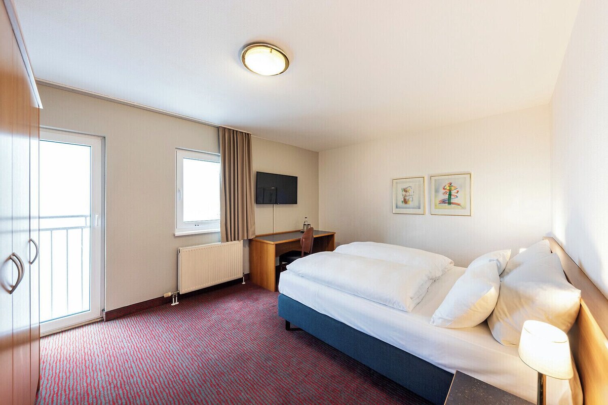Apartment | Desk, iron/ironing board (on request), WiFi (free), bed sheets