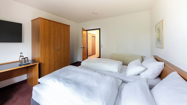 Kamar Double atau Twin Bisnis, 1 Tempat Tidur Double atau 2 Tempat Tidur Twin, Bebas Asap Rokok | Meja kerja, setrika/meja setrika, Wi-Fi gratis, dan seprai linen