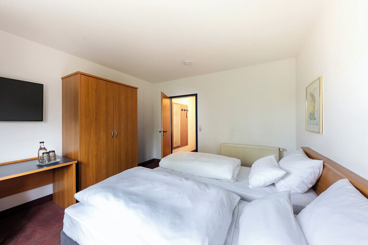 Business Double or Twin Room, 1 Double or 2 Twin Beds, Non Smoking | Desk, iron/ironing board (on request), WiFi (free), bed sheets