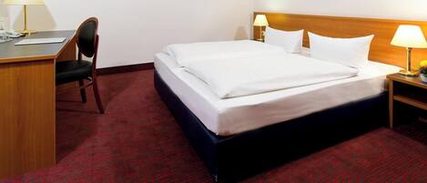 Escritorio, tabla de planchar con plancha, wifi gratis y ropa de cama