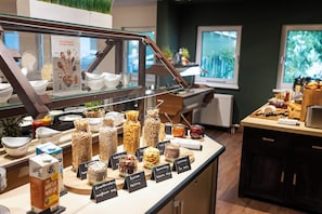 A breakfast buffet with various food items and labels.