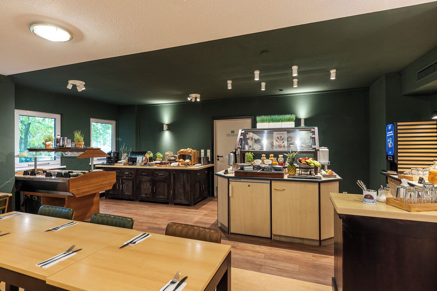 Un restaurante con área de bar, mesas para comer y un mostrador de buffet.