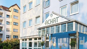 A hotel with a modern facade, multiple windows, and a prominent 'ACHAT' sign indicating a business or service area. - ACHAT Hotel Frankenthal in der Pfalz (Frankenthal)