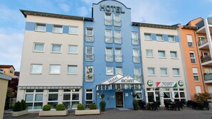 A hotel with a prominent 'HOTEL ACHAT' sign, a pizzeria, and outdoor seating. - ACHAT Hotel Frankenthal in der Pfalz (Frankenthal)
