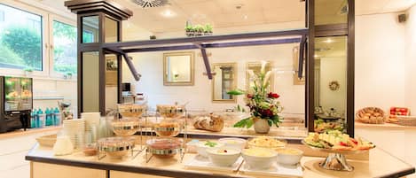 Desayuno buffet (EUR 17 por persona)