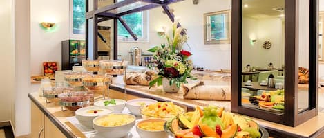 Tägliches Frühstücksbuffet (15 EUR pro Person)