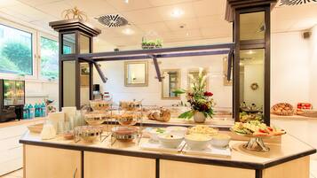 Petit déjeuner buffet (17 EUR par personne)