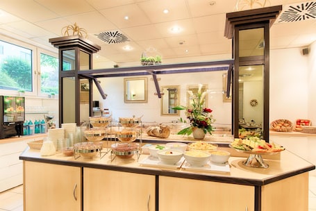 Desayuno buffet diario (EUR 17 por persona)