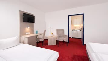 Studio (Triple Room) | Een minibar, een bureau, een laptopwerkplek, babybedden