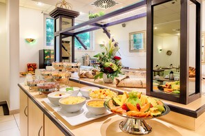 A buffet with various food items and a mirror reflecting the room. - ACHAT Hotel Frankenthal in der Pfalz (Frankenthal)