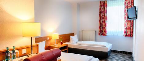 Tallelokero huoneessa, työpöytä, silitysrauta/-lauta, ilmainen Wi-Fi