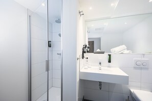 Shower, eco-friendly toiletries, hair dryer, towels - ACHAT Hotel Stuttgart Zuffenhausen (Stuttgart)