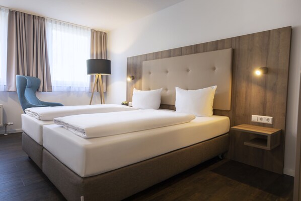 Business Double Room | In-room safe, iron/ironing board, cots/infant beds, rollaway beds