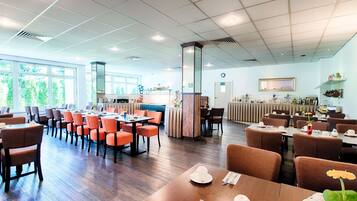 Tägliches Frühstücksbuffet (17 EUR pro Person)