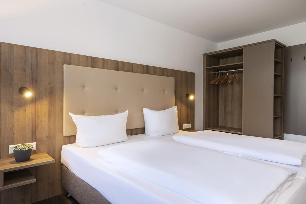 Deluxe Double Room | In-room safe, iron/ironing board, cribs/infant beds, rollaway beds