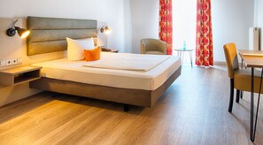 Ropa de cama hipoalergénica, muebles diferentes y escritorio 