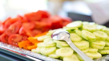 Petit déjeuner buffet servi tous les jours en supplément
