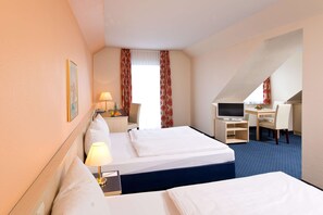 1 bedroom, hypo-allergenic bedding, desk, free WiFi