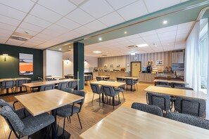 Desayuno buffet (EUR 15 por persona) 