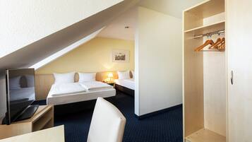 Hypo-allergenic bedding, desk, free WiFi, bed sheets