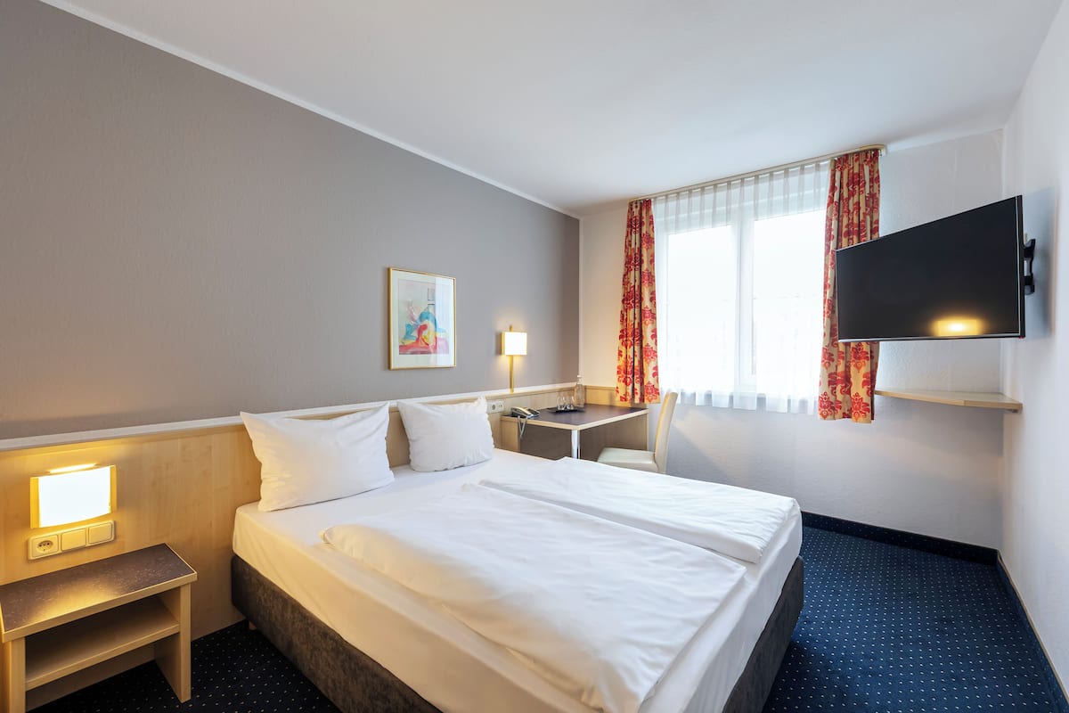 Business Double Room | Hypo-allergenic bedding, desk, free WiFi, bed sheets
