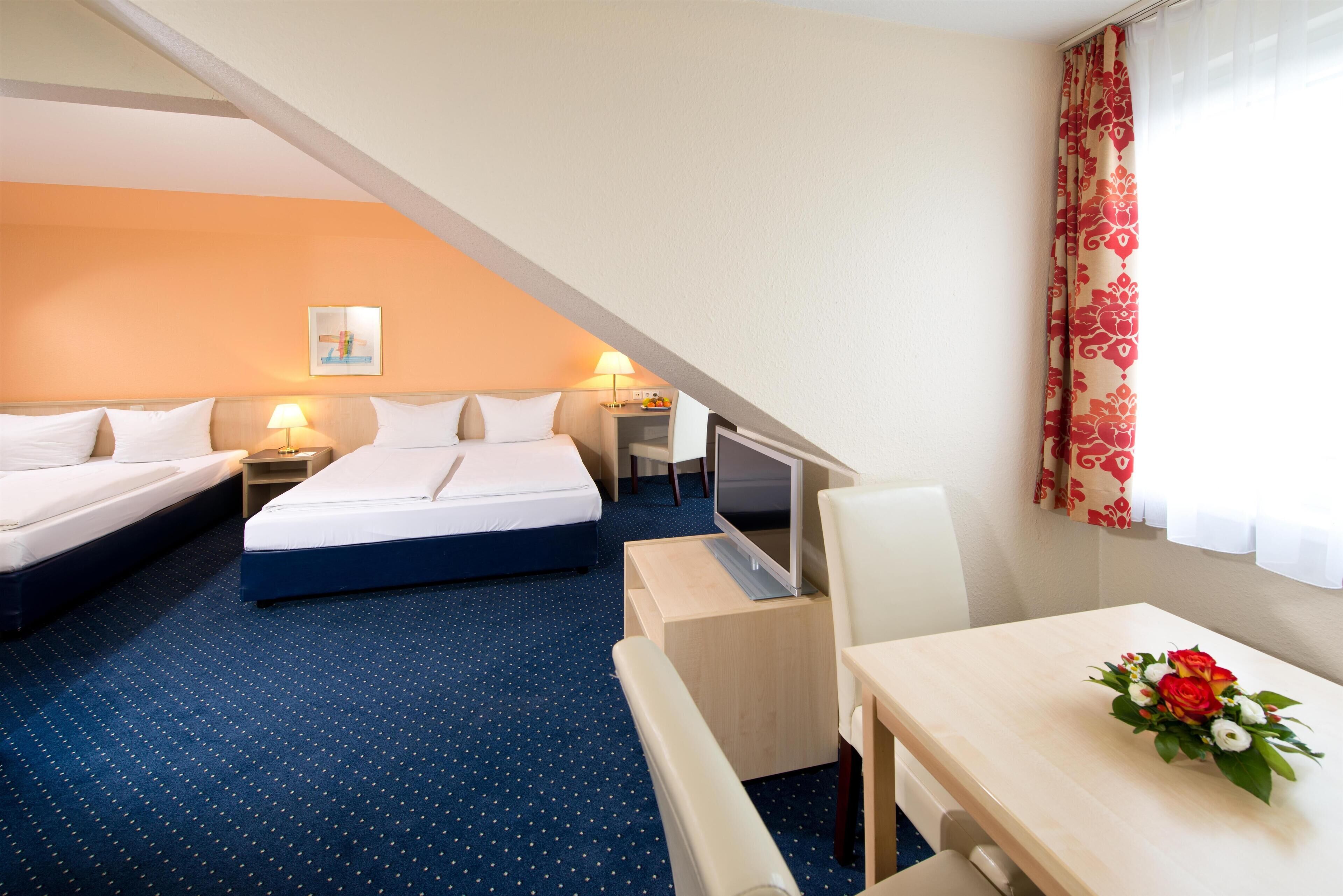 Hypo-allergenic bedding, desk, free WiFi, bed sheets