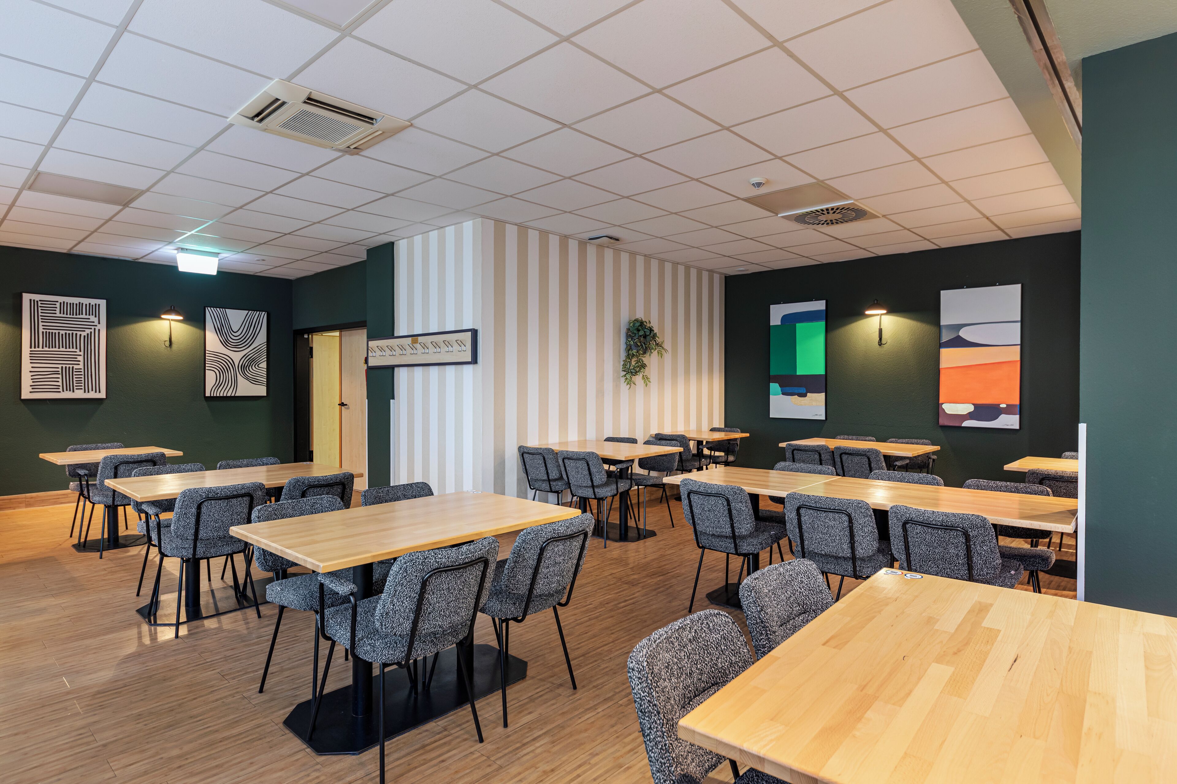 อาหารเช้าแบบบุฟ เฟ่ต์ทุกวัน (EUR 17 ต่อคน)