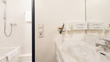 Business-Zweibettzimmer | Badezimmer | Dusche, umweltfreundliche Kosmetikartikel, Haartrockner, Handtücher