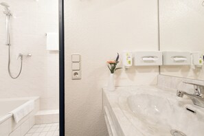 Habitación empresarial con 2 camas individuales | Baño | Regadera, amenidades de baño ecológicas, secadora de cabello, toallas 