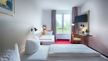 Business Triple Room | Desk, soundproofing, iron/ironing board, free WiFi