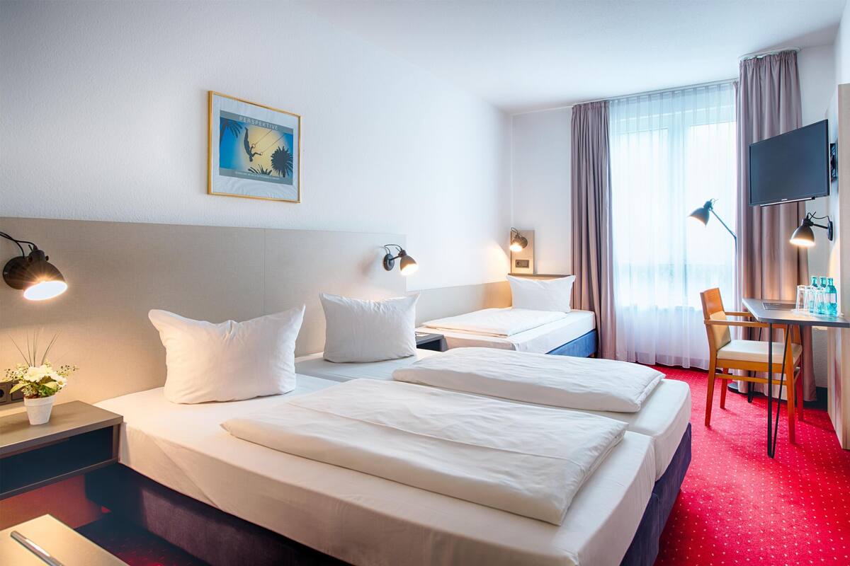 Business Twin Room | Desk, soundproofing, iron/ironing board (on request), WiFi (free)