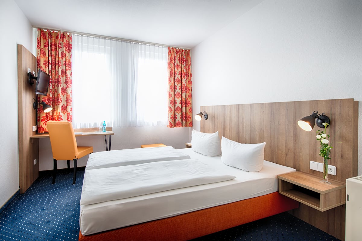 Business Double Room | Desk, cribs/infant beds, free WiFi, bed sheets