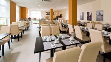 Tägliches Frühstücksbuffet (21 EUR pro Person)