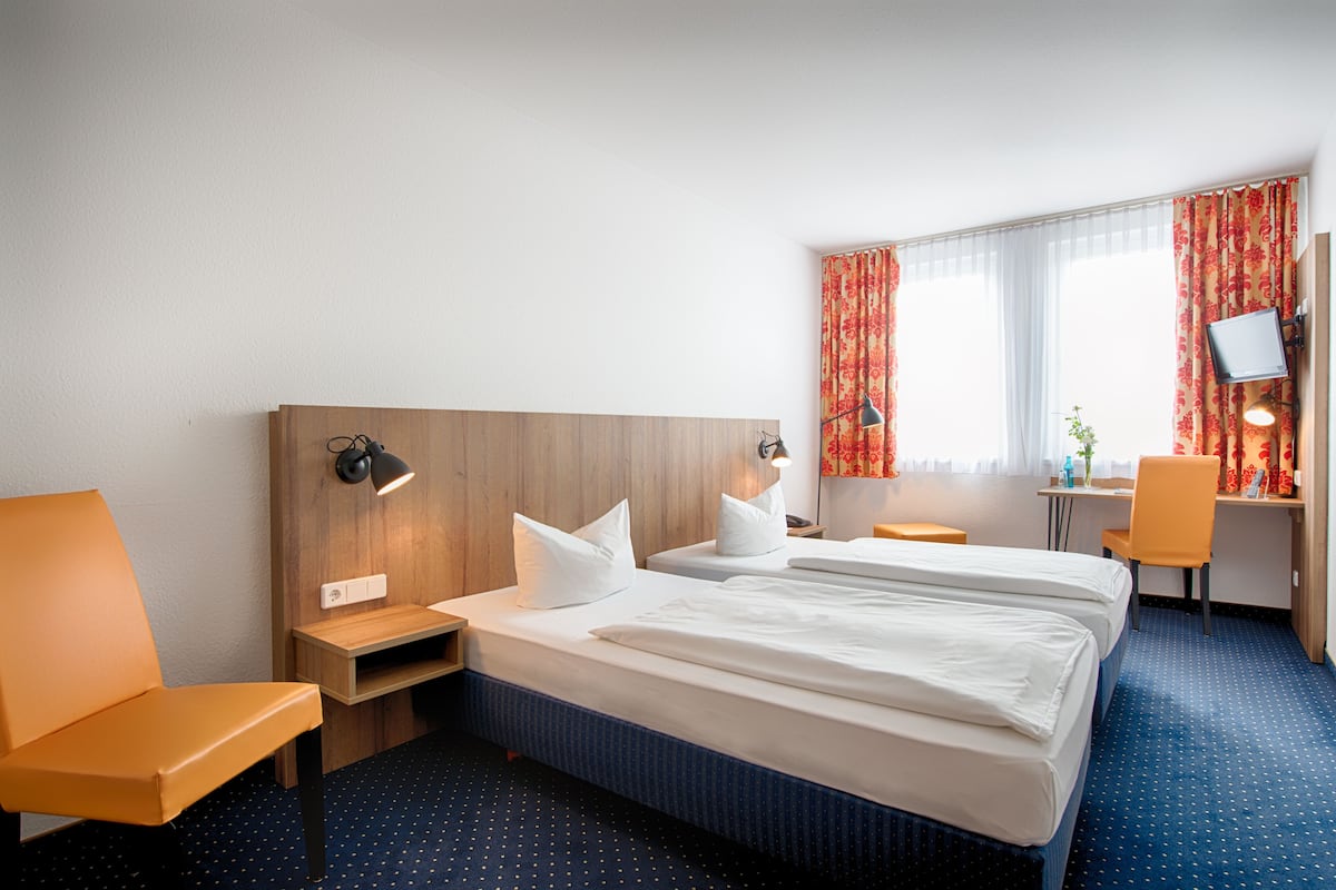 Business Twin Room | Desk, cribs/infant beds, free WiFi, bed sheets