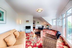Desk, laptop workspace, iron/ironing board, free WiFi