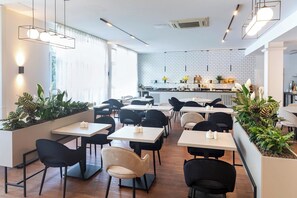 Daily buffet breakfast (EUR 17 per person) - ACHAT Hotel Schwetzingen Heidelberg (Schwetzingen)