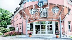A building with a sign reading "CHAT" and a blue circular sign with a white 'A' on it.
